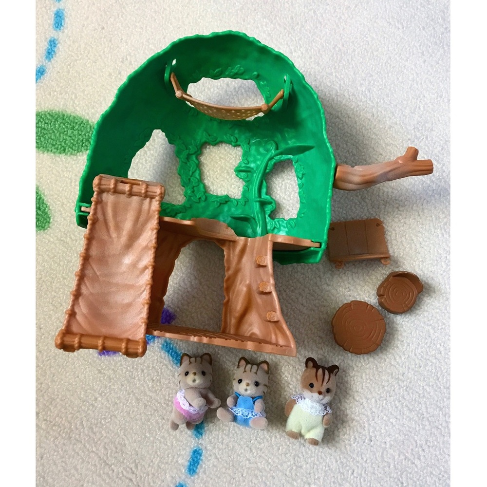 Calico Critters Baby Tree House and 3 animals